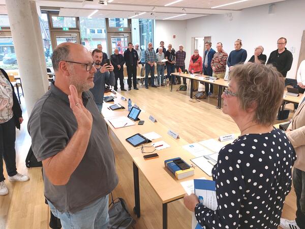 Bild vergr&ouml;&szlig;ern: Bürgermeisterin Hilla Mersmann nimmt hier ihrem neuen ersten Stellvertreter Tim Kruse den Amtseid ab.