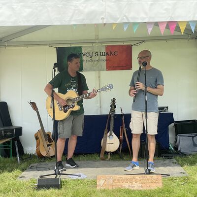 Bild vergr&ouml;&szlig;ern: Irish Folk mit Harvey's Wake.