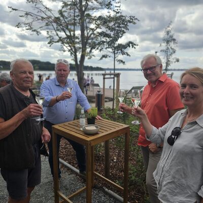 Bild vergr&ouml;&szlig;ern: Gemeinsame Freude über ein gelungenes Projekt: Von links Dr. Florian Liedl, Bürgermeister Tade Peetz, Projektbetreuer Harald Rutz und Sarka Göttsche-Götze von der Firma Sievers.