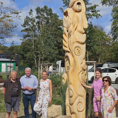 Bild vergr&ouml;&szlig;ern: Imposanter Blickfang: Die Biodiversitätsskulptur von Hannah Arneke (Dritte von links), hier zusammen mit (v.l.) Dr. Florian Liedl, Tade Peetz, Amtsdirektorin Juliane Bohrer und Bügervorsteherin Nicola Specker.