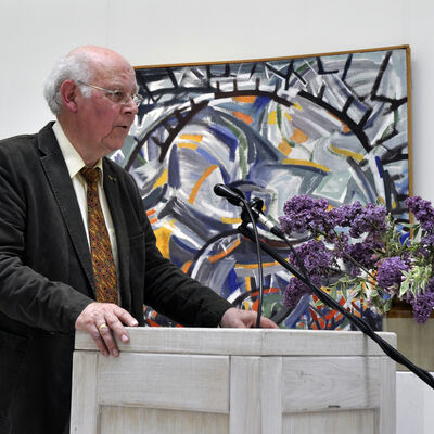 Bild vergr&ouml;&szlig;ern: Prof. Dr. Uwe Ruberg, hier eine Aufnahme von 2015 im Heikendorfer Künstlermuseum, ist der Spender der ausgewählten Behrend-Werke.