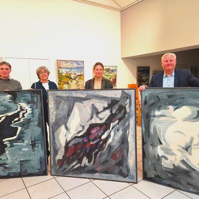 Bild vergr&ouml;&szlig;ern: Auch das Triptychon »Entstehendes« von Rudolf Behrend, das hier v. l. Ulrich Steffen, Brigitte Kemlein, Dr. Sabine Behrens und Tade Peetz zeigen, gehört zur Schenkung.