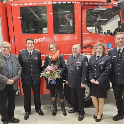 Bild vergr&ouml;&szlig;ern: Freude auch über das neue Löschfahrzeug: V.l. Werner Kalinka (MdL), Patrick Schöler (stellv. Wehrführer), Bgm. Hilla Mersmann, Gemeindewehrführer Michael Wilkat und seine zweite Stellvertreterin Svenja Hoffmann, Kreiswehrführer Karsten Krohn.