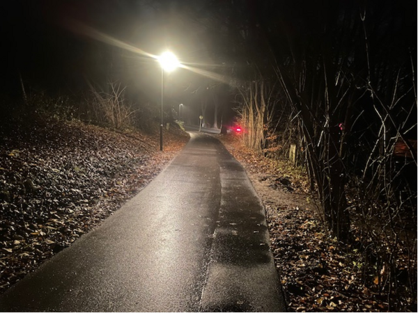 Bild vergr&ouml;&szlig;ern: Der Radweg zwischen Mönkeberg und Heikendorf in den Kitzeberger Kurven jetzt komplett ausgeleuchtet.