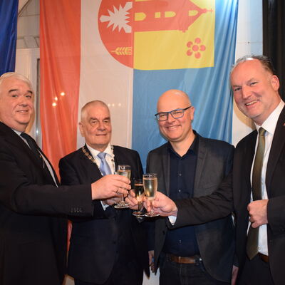 Bild vergr&ouml;&szlig;ern: Neujahrsempfang 2025: Hier stoßen v.l. Bürgervorsteher Thorsten Stich, Bürgermeister Gerd Radisch, Minister Tobias Goldschmidt und Landrat Björn Demmin auf das neue Jahr an.