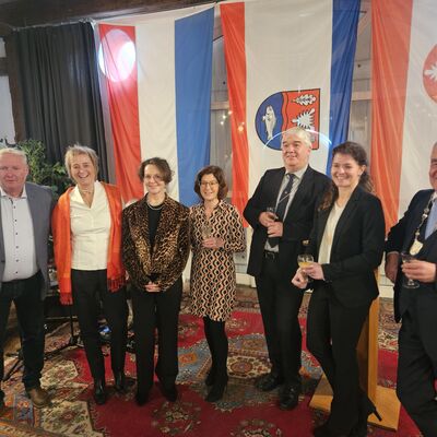 Bild vergr&ouml;&szlig;ern: Gemeinsam für die Gemeinden und das Amt: v.l. Bgm. Tade Peetz und Bgm. Hilla Mersmann, Amtsvorsteherin Ina Schultheiß, Bürgervorsteher/in Nicola Specker und Thorsten Stich, Amtsdirektorin Juliane Bohrer und Bgm. Gerd Radisch.