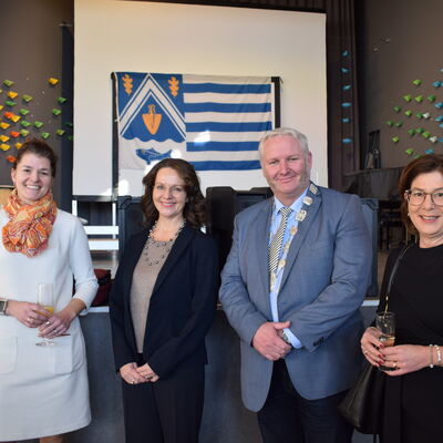 Bild vergr&ouml;&szlig;ern: Amt und Gemeinde beim Heikendorfer Neujahrsempfang 2025: Amtsdirektorin Juliane Bohrer (von links), Amtsvorsteherin Ina Schultheiß, Bürgermeister Tade Peetz und Bürgervorsteherin Nicola Specker.