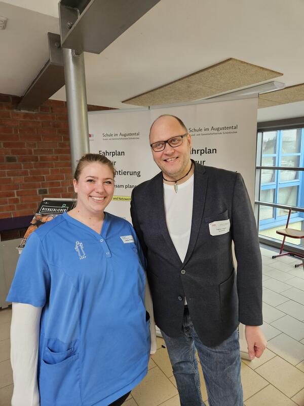 Bild vergr&ouml;&szlig;ern: Ingmar Jonsson, Berufscoach am Schulzentrum Schönkirchen, und Denise Kramer von der Stiftung Kieler Stadtkloster.
