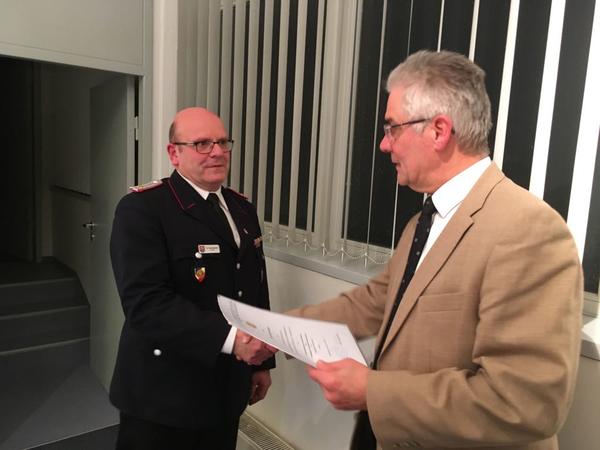 Bild vergr&ouml;&szlig;ern: Bürgermeister Gerd Radisch und der stellvertretende Ortswehrführer Dirk Herrmann
