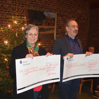 Elke Brendel berreichte fr den Golf-Club Kitzeberg 1100 Euro an das Weihnachtshilfswerk der Gemeinde Heikendorf.