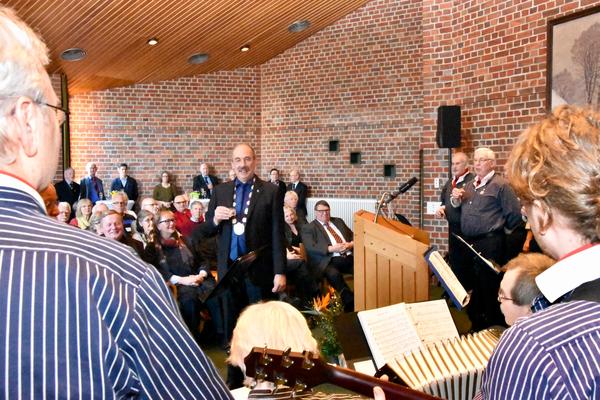 Bürgermeister Alexander Orth bedankte sich bei den "Brummelbuttjes" für die musikalische Gestaltung des Empfangs. 