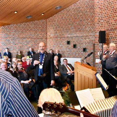 Bild vergr&ouml;&szlig;ern: Bürgermeister Alexander Orth bedankte sich bei den "Brummelbuttjes" für die musikalische Gestaltung des Empfangs.