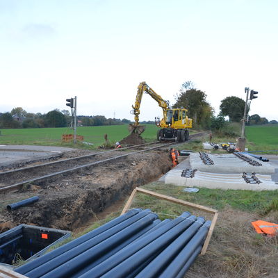 Bild vergr&ouml;&szlig;ern: Der Bahnübergang Schönhorster Straße in Schönkirchen ist bereits vor gut einem Jahr saniert worden.