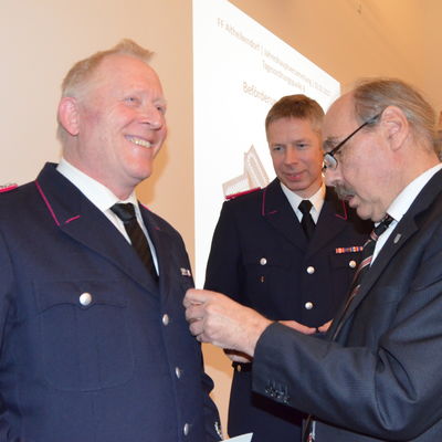Bild vergr&ouml;&szlig;ern: 40 Jahre aktiver Dienst: Mit dem Brandschutzehrenzeichen in Gold zeichnet hier Bürgermeister Alexander Orth Löschmeister Detlev Howaldt aus. In der Bildmitte Altheikendorfs Ortswehrführer Jörg Taube.