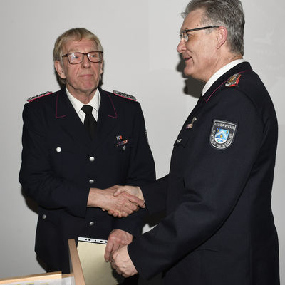 Bild vergr&ouml;&szlig;ern: 50 Jahre Feuerwehr-Mitgliedschaft: Harald Benk (links) hier mit Gemeindewehrführer Jens Willrodt.