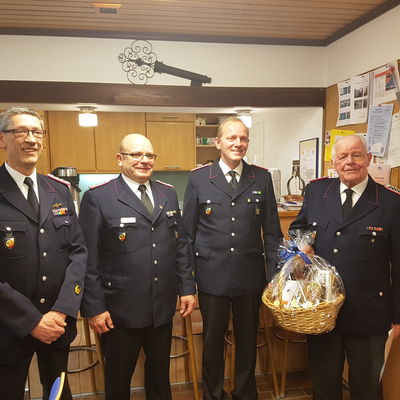 Bild vergr&ouml;&szlig;ern: Gemeindewehrführer Frank Otto (von links), stellvertretender Ortswehrführer Dirk Herrmann,Ortswehrchef Mario Mordhorst und Ehrenmitglied Harald Fojut (60 Jahre bei der Feuerwehr dabei).