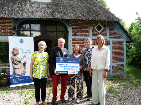 50.000 Euro für das Reetdach des Rudolf-Behrend-Hauses: V.l. Brigitte Kemlein, Wolfgang von Ancken, Nicola Specker, Juliane Bohrer und Angela Kahrs.