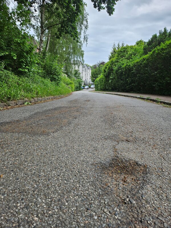 Bild vergr&ouml;&szlig;ern: Die Fahrbahn und auch der Gehweg im unteren Bereich des Kätnersredder ab Anschützstraße sind zum Teil stark beschädigt und werden deshalb jetzt instandgesetzt.