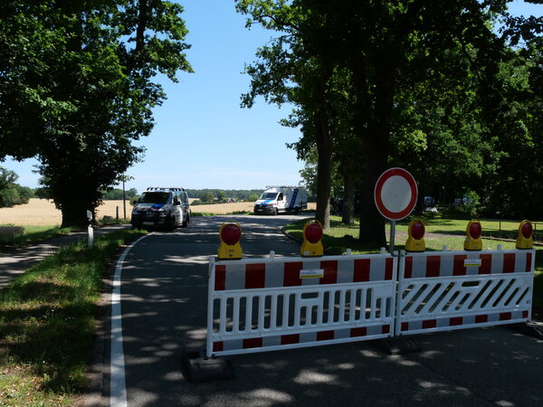Bild vergr&ouml;&szlig;ern: Vollsperrung der Verbindungsstraße Heikendorf-Schönkirchen: Der Heikendorfer Weg ist in Höhe Gut Schrevenborn für den Fahrzeug-Durchgangsverkehr vorerst gesperrt. Der Rad- und Fußweg ist frei.