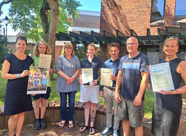 Bild vergr&ouml;&szlig;ern: Große Freude bei den Gewinnern der Aktion Stadtradeln im Amt Schrevenborn. Das Bild zeigt die Einzelsieger*innen und das beste Team gemeinsam mit Amtsdirektorin Juliane Bohrer.