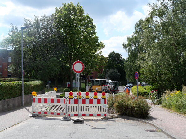 Bild vergr&ouml;&szlig;ern: Bauarbeiten: Die Dorfstraße in Mönkeberg ist in Höhe "Am Eksol" bis voraussichtlich Mitte August 2026 gesperrt.