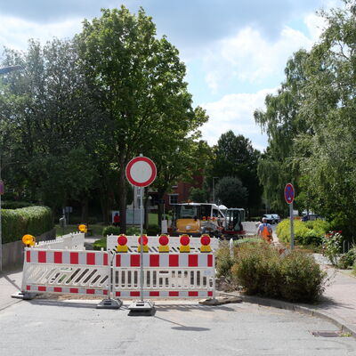 Bauarbeiten: Die Dorfstraße in Mönkeberg ist in Höhe "Am Eksol" bis voraussichtlich Mitte August 2026 gesperrt. 