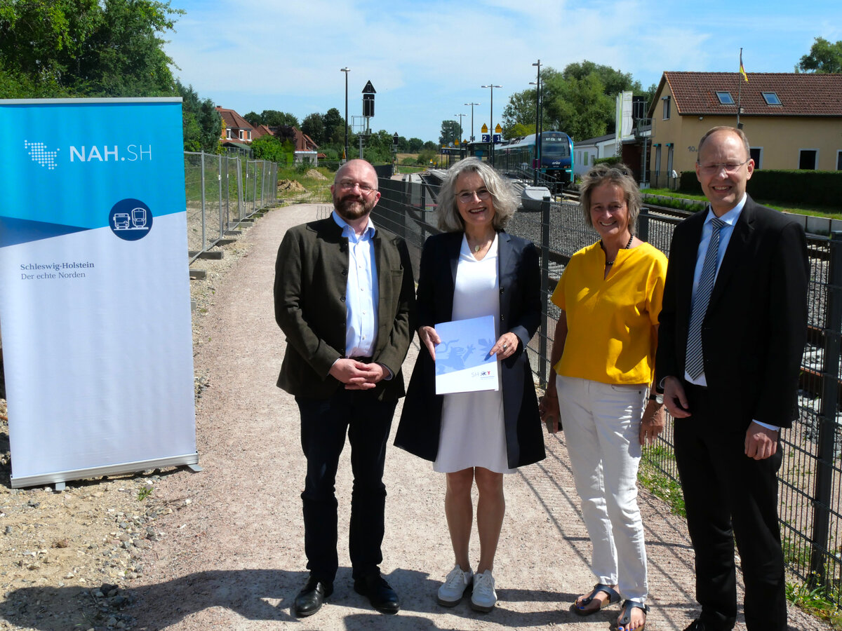 Übergabe eines Förderbescheides zur Neugestaltung des Bahnhofumfeldes in Schönkirchen: (von links) Stellvertretender Bürgermeister Steffen Falk-Schott, Verkehrsstaatssekretärin Susanne Henckel, stellv. Amtsdirektorin Hildegard Mersmann, NAH.SH-Geschäftsführer Dr. Arne Beck. 