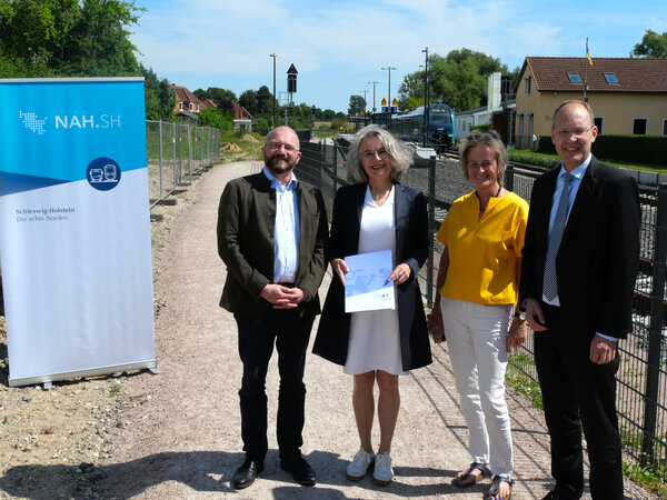 Übergabe eines Förderbescheides zur Neugestaltung des Bahnhofumfeldes in Schönkirchen: (von links) Stellvertretender Bürgermeister Steffen Falk-Schott, Verkehrsstaatssekretärin Susanne Henckel, stellv. Amtsdirektorin Hildegard Mersmann, NAH.SH-Geschäftsführer Dr. Arne Beck. 