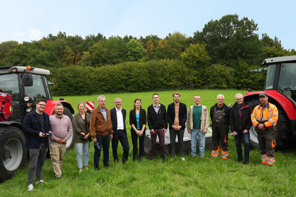 Bild vergr&ouml;&szlig;ern: Gruppenfoto Projektstart biodiversitätsfreundliche Grünlandpflege