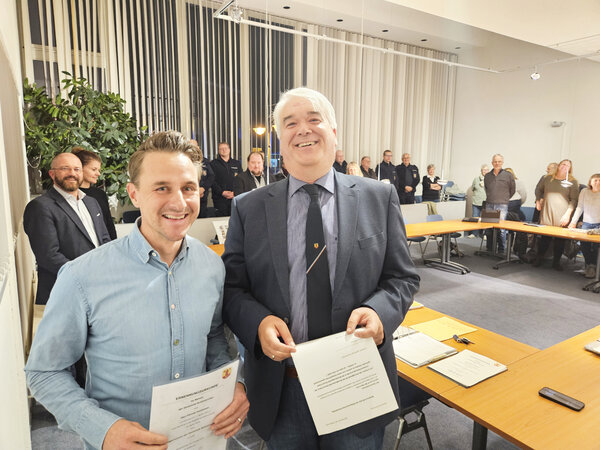 Schönkirchens neuer Bürgermeister Dennis Inselmann (links) wurde von Bürgervorsteher Thorsten Stich vereidigt. 