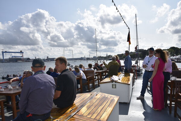 Bild vergr&ouml;&szlig;ern: Treffen der Fördekooperation auf dem Raddampfer "Freya"  mit Landgang auf dem Mönkeberger Ölpiergelände im Rahmen des Ocean Race Europe.