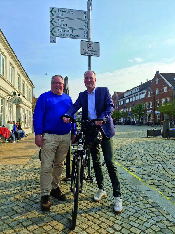 Bild vergr&ouml;&szlig;ern: Lutz Schlünsen, Vorsitzender des Wirtschaftsausschusses (links), und Björn Demmin vor der neuen Beschilderung in Preetz.