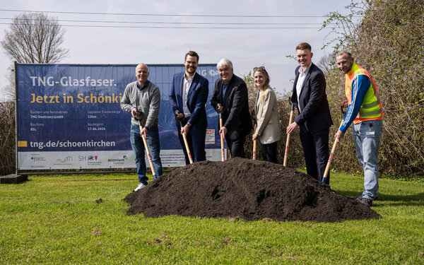 Bild vergr&ouml;&szlig;ern: V.l. Malte Hennings (Tiefbauamt Amt Schrevenborn), Leon Stolp (Projektleiter TNG), Thorsten Stich (Bürgervorsteher Schönkirchen), Julia Carstens (Staatssekretärin Wirtschaftsministerium), Mathies Adolf (Fördermittelberater Aconium), Jan Decker (Fa. BSL).