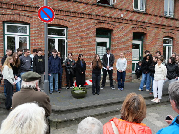 Auch die Schulklasse 10a der Grund- und Gemeinschaftsschule Heikendorf, hier bei der Erinnerung an Helmuth Kurzweg im Blumenweg, beschäftigten sich mit den Schicksalen der beiden Heikendorfer Opfer des NS-Regimes.