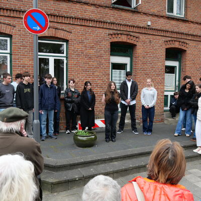 Bild vergr&ouml;&szlig;ern: Auch die Schulklasse 10a der Grund- und Gemeinschaftsschule Heikendorf, hier bei der Erinnerung an Helmuth Kurzweg im Blumenweg, beschäftigten sich mit den Schicksalen der beiden Heikendorfer Opfer des NS-Regimes.