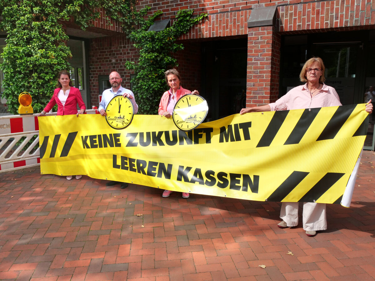"Kurz vor Zwölf" - die (Haushalts-)Lage ist ernst: Amtsdirektorin Juliane Bohrer (v.l.), stellv. Bürgermeister Steffen Falk-Schott (Schönkirchen), Bürgermeisterin Hilla Mersmann (Mönkeberg) und stellv. Bürgermeisterin Angela Kahrs (Heikendorf) mit aussage