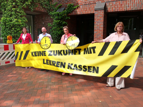 "Kurz vor Zwölf" - die (Haushalts-)Lage ist ernst: Amtsdirektorin Juliane Bohrer (v.l.), stellv. Bürgermeister Steffen Falk-Schott (Schönkirchen), Bürgermeisterin Hilla Mersmann (Mönkeberg) und stellv. Bürgermeisterin Angela Kahrs (Heikendorf).