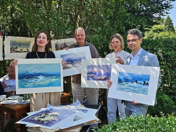 Bild vergr&ouml;&szlig;ern: Ein Konvolut von Farbholzschnitten Oscar Droeges für das Heikendorfer Künstlermuseum: Von links: Dr. Constanze Köster (Fielmann-Stiftung), Dr. Heiko Buhr (Publizist), Museumsleiterin Dr. Sabine Behrens und Marcel Kühnemann-Röde (Fielmann Wellingdorf).